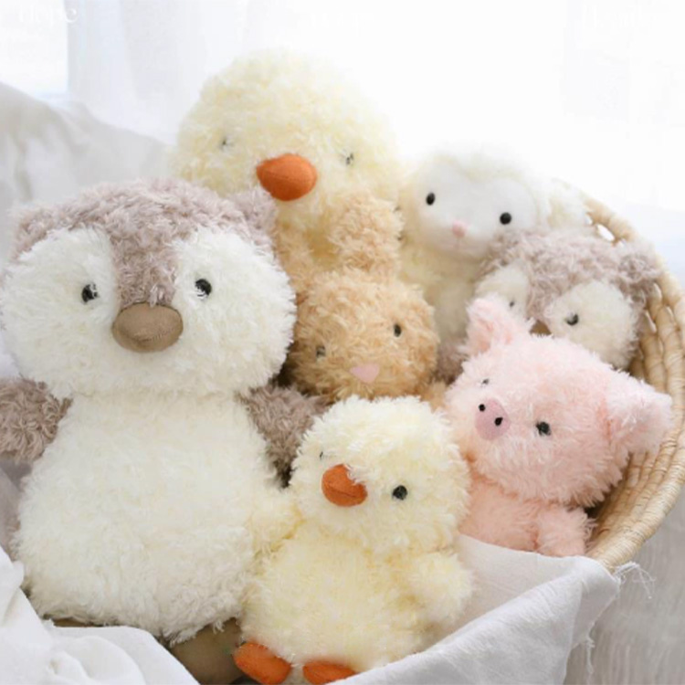 Brinquedos de pelúcia de cabelos encaracolados