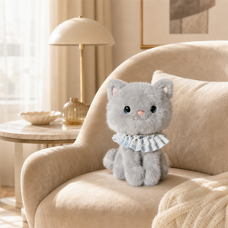 Brinquedo de pelúcia fofo para gato com coleira de renda